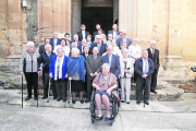 Foto de família de la trentena de persones grans que ahir van protagonitzar l’homenatge d’aquesta localitat de les Garrigues.