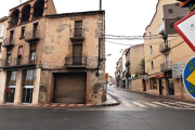 El carrer Victòria acull l’únic semàfor del nucli urbà.