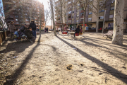 Niños jugando en el parque infantil, en el que ayer por la tarde había heces en varios puntos.