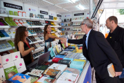 El ministre de Cultura, passejant per la Setmana del Llibre en Català.