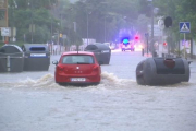 Imagen de contenedores arrastrados por el agua en Cambrils. 