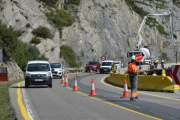 Els operaris treballaven ahir en la construcció del sortint que ha de permetre eixamplar la calçada.