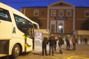 Renfe va traslladar en autocars els passatgers del tren anul·lat per la indisposició d’un maquinista.