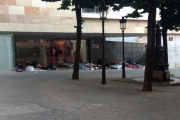 Imagen de temporeros durmiendo bajo la cubierta del centro cívico de l’Ereta.