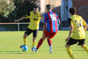 Xavier Gabernet controla el balón ante un jugador del Vilanova de la Barca.