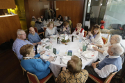 Momento de la comida de ayer organizada por Amics de la Gent Gran en el Mirador dels Camps Elisis. 