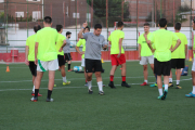 Pau Prior dirige un entrenamiento con su actual equipo, el Artesa de Segre, que milita en Segunda Catalana.