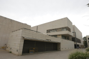 Vista del Museu de Lleida, amb la zona del bar restaurant tancat en primer pla.