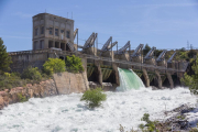 Imagen de archivo del embalse de Sant Antoni, que gestiona Endesa en el Pallaresa, liberando agua.