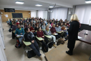 Opositores ayer en el instituto Josep Lladonosa antes de empezar las pruebas.