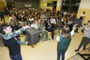 El colegio Ciutat Jardí se llenó de vecinos por la reunión informativa del puerta a puerta.