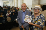 Vallverdú y Bayés llenaron ayer la Biblioteca Pública en la presentación del cuento ‘Un pardalet ferit’.