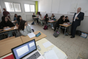 Alumnos de 4º ESO del Institut Caparrella durante uno de los talleres a cargo de un voluntario.