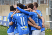 Los jugadores del filial del Lleida Esportiu celebran uno de los cinco tantos que consiguieron ayer frente al Bellvitge.