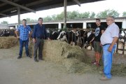 Tres generaciones de la granja de los Galitó en Castellnou de Seana con Riembau (segundo izquierda).