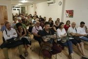 Más de un centenar de vecinos de Universitat asistieron a la reunión en la sede vecinal. 