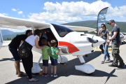 Visitantes en el aeropuerto de La Seu observan el interior de una avioneta ultraligera.