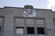 El gran escudo con el águila franquista en el parque de Gardeny.