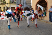 Las ‘colles’ interactuaron entre ellas durante el pasacalles.