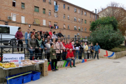 Los voluntarios, ayer en los jardines del bloque I de la Mariola.