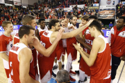 Los jugadores del Manresa felicitaron al canterano Pau Treviño al finalizar el partido.