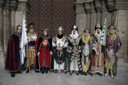 Foto de grupo de los nuevos cargos de las tropas moras y cristianas, ayer en el claustro del monumento tras la fiesta del relevo militar.