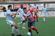 El jugador local Joan en una de las acciones que tuvo lugar durante el partido de ayer en Balaguer.