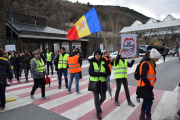 Vaguistes a la frontera de la Farga de Moles, ahir.