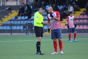 Adrià, con el árbitro que lo expulsó, en otra acción del partido.