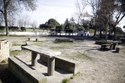 En la actual zona de picnic hay varias mesas en muy mal estado y varias de ellas han sido arrancadas. 