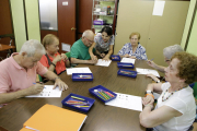 Usuarios participan en un taller de memoria en la Asociación de Familiares de Alzheimer de Lleida. 