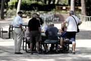 Imatge d'arxiu d'un grup de pensionistes en un parc.