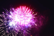 El castillo de fuegos artificiales desde el margen izquierdo del Segre, a cargo de la pirotécnica castellonense Peñarroja, puso anoche el broche final a las Festes de la Tardor de Lleida.