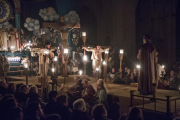 La crucifixió amb la imatge que recorda el crist gòtic de Sant Antoni, patró de Cervera.