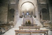 L’interior del monestir de Cellers, amb la instal·lació elèctrica.