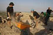 Alumnos de la Universitat de Barcelona en los trabajos de excavación de hace dos años. 