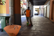 Uno de los operarios trabajando ayer en una calle de La Seu. 