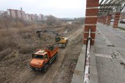 Obres en un dels marges del riu Cinca al seu pas per la capital per netejar de vegetació la zones de desaigüe urbà i de regadius.