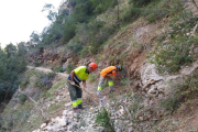 Operaris del consell del Jussà van esbrossar ahir el pas pel congost després del despreniment.