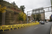 Ayer, debido a la lluvia, se desprendieron partes del muro del Turó y se cortó parte de Cos-Gayón.