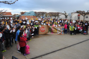 Protestes dels alumnes al col·legi de Bellvís, a l’esquerra, i els de l’escola de Sant Ramon amb pancartes, a la dreta.