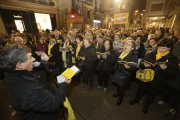 Un any per la llibertat - Els cantaires que cada dilluns es reuneixen davant de l’edifici de la Paeria per exigir la llibertat dels independentistes empresonats i exiliats van commemorar aquesta setmana el primer any de protestes. Els concentrats ...