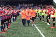 Els jugadors de tots dos equips van fer el passadís d’honor al Juvenil i el Prebenjamí A de la UE Tàrrega, campions de les seues respectives lligues.