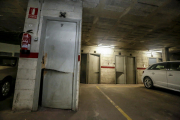 Vista de los daños en trasteros de un parking de Passeig del Segrià. 