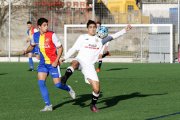 Un jugador del Borges intenta controlar la pilota durant el partit.