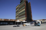 Primeros estands montados ayer frente a la terminal del aeropuerto para el Air Challenge de hoy.