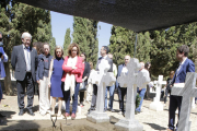 La consellera Ester Capella visitó ayer los trabajos de exhumación en el cementerio de Alguaire. 