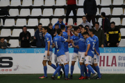 Juanto acaba de marcar el 2-0, al límit del descans. El jugador celebra el primer gol amb la samarreta del Lleida, amb Fernando Pumar anant a abraçar-lo.