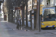 Una usuaria del autobús baja cruzando el carril bici.