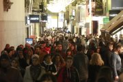 El Eix Comercial se llenó el pasado viernes, Black Friday, de compradores en búsqueda de descuentos.